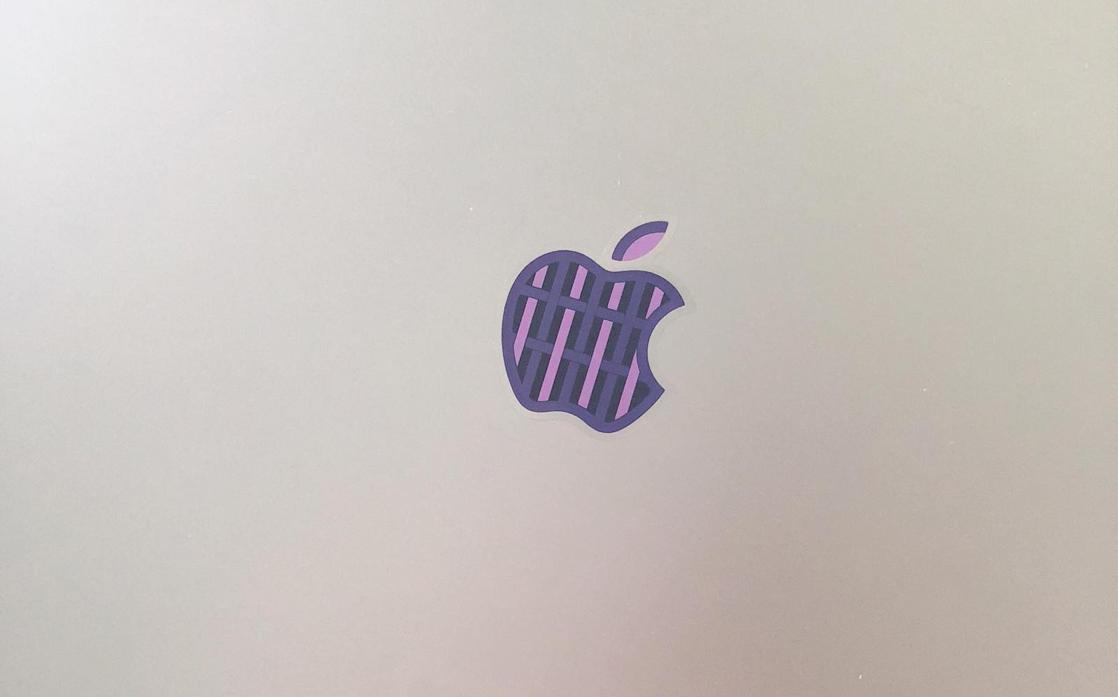 Apple 京都で配布されたステッカー 実はmacbook Proの背面ロゴにピッタリ Youtachannel